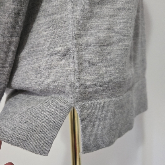 BANANA REPUBLIC 100% Merino Wool Gray Sweater with Red Lip Detail. Med - Picture 6 of 14
